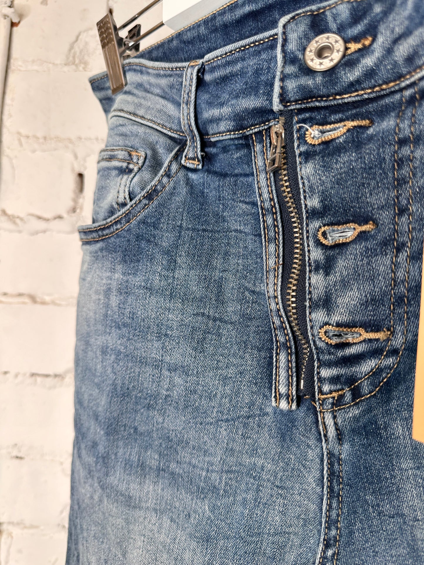 The Diss four button hole jeans - mid denim